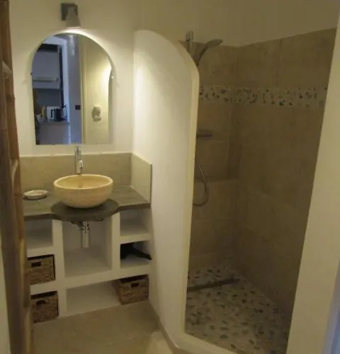 Apartament T2 Renove 100m Avec Privatif Entre Calvi Et Ile Rousse *